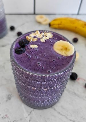 Une photo de Smoothie banane myrtilles simple et rapide