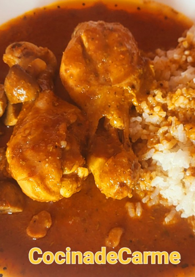 Una foto de Muslitos de pollo en salsa con champiñones y arroz