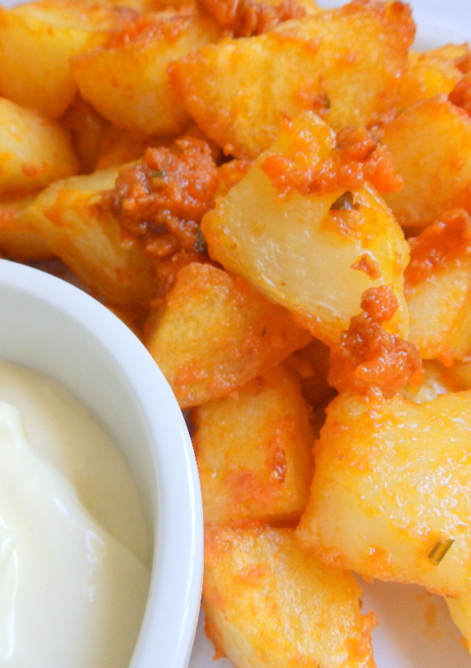 Una foto de Patatas bravas con sobrasada y alioli