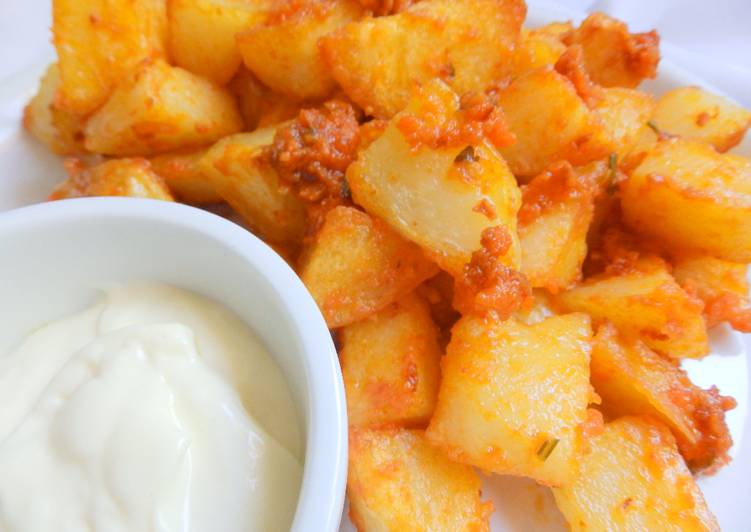 Patatas bravas con sobrasada y alioli