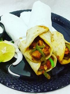 चिकन टिक्का काठी रोल (Chicken tikka kathi rolls recipe in marathi) रेसिपी चे मुख्य फोटो