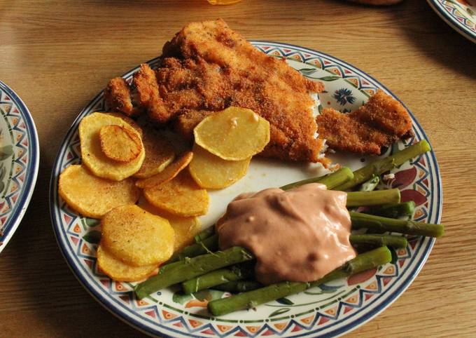 Pescado Frito En Milanesa Tomate Con Ajo Espárragos Papas Fritas Receta De Jorge Georg Cookpad 6719