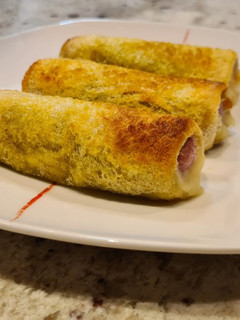 Una foto de Enrollados de pesto y salchichas al horno