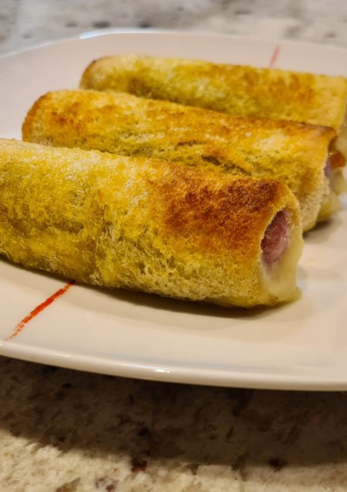 Una foto de Enrollados de pesto y salchichas al horno