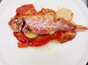 Une photo de Rouget grillé et pommes de terre à la provençale