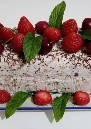 O poză a rețetei Parfe (Parfait) cu biscuiți, fulgi de ciocolată și fructe.