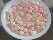 Una foto de ensalada de cerezas y queso