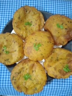 આલુ પૂરી (Aloo Poori Recipe In Gujarati) રેસીપી મુખ્ય ફોટો