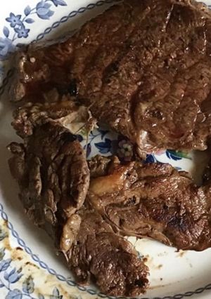 Une photo de Basse côte marinée grillée à la plancha