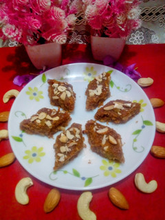 गुड़ मावा बर्फी रेसिपी मुख्य फोटो