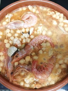 Una foto de Garbanzos con gambón y almejas