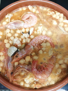 Una foto de Garbanzos con gambón y almejas