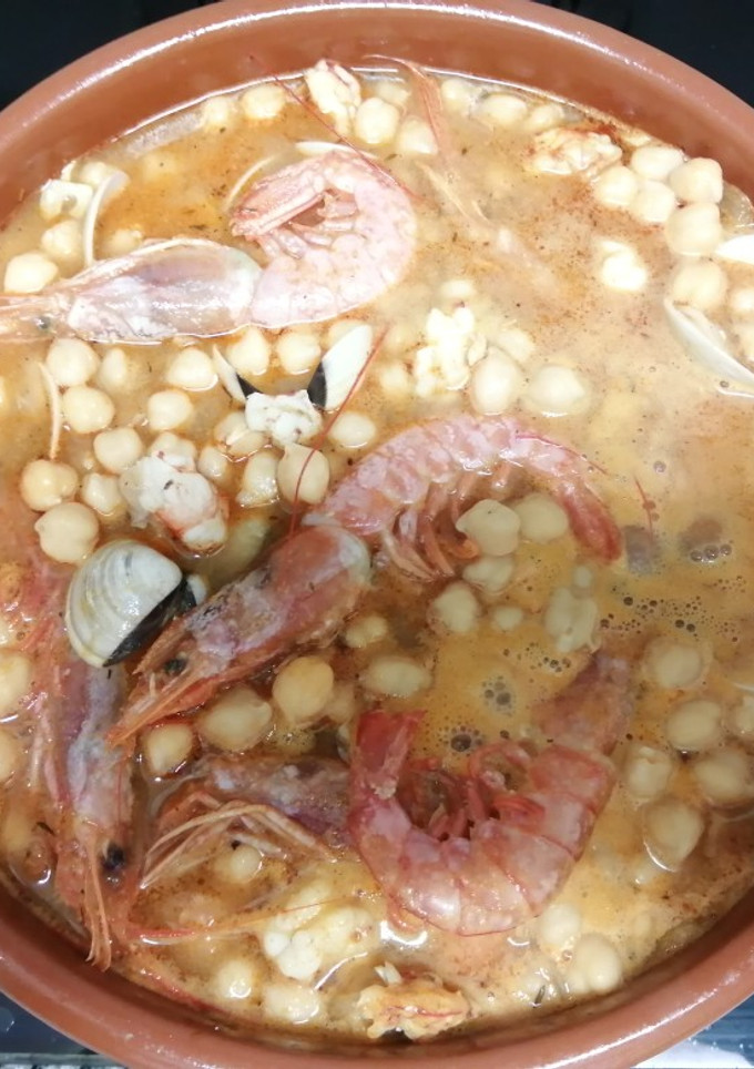 Una foto de Garbanzos con gambón y almejas