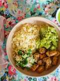 Assiette végétale complète : riz, tofu pané, oignon nouveau-fenugrec et sauce coriandre-citron