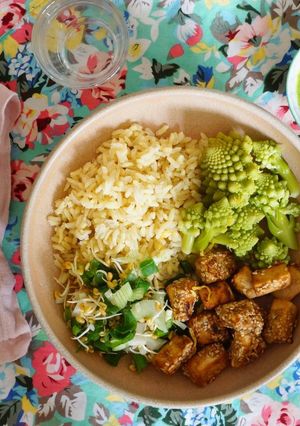 Une photo de Assiette végétale complète : riz, tofu pané, oignon nouveau-fenugrec et sauce coriandre-citron