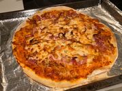 Una foto de pizza con salami