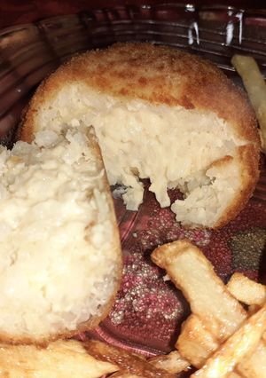 Una foto de Croquetas de arroz y pollo