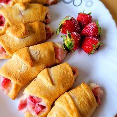A picture of Strawberry Cheesecake Rolls.