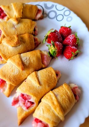 A picture of Strawberry Cheesecake Rolls.