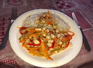 Una foto de Salteado de verduras con pollo