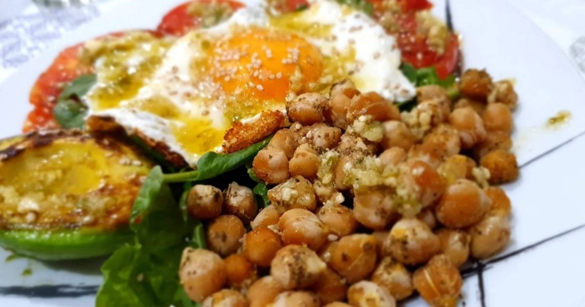 Ensalada de espinacas, garbanzos tostados, tomate, huevo y aguacate