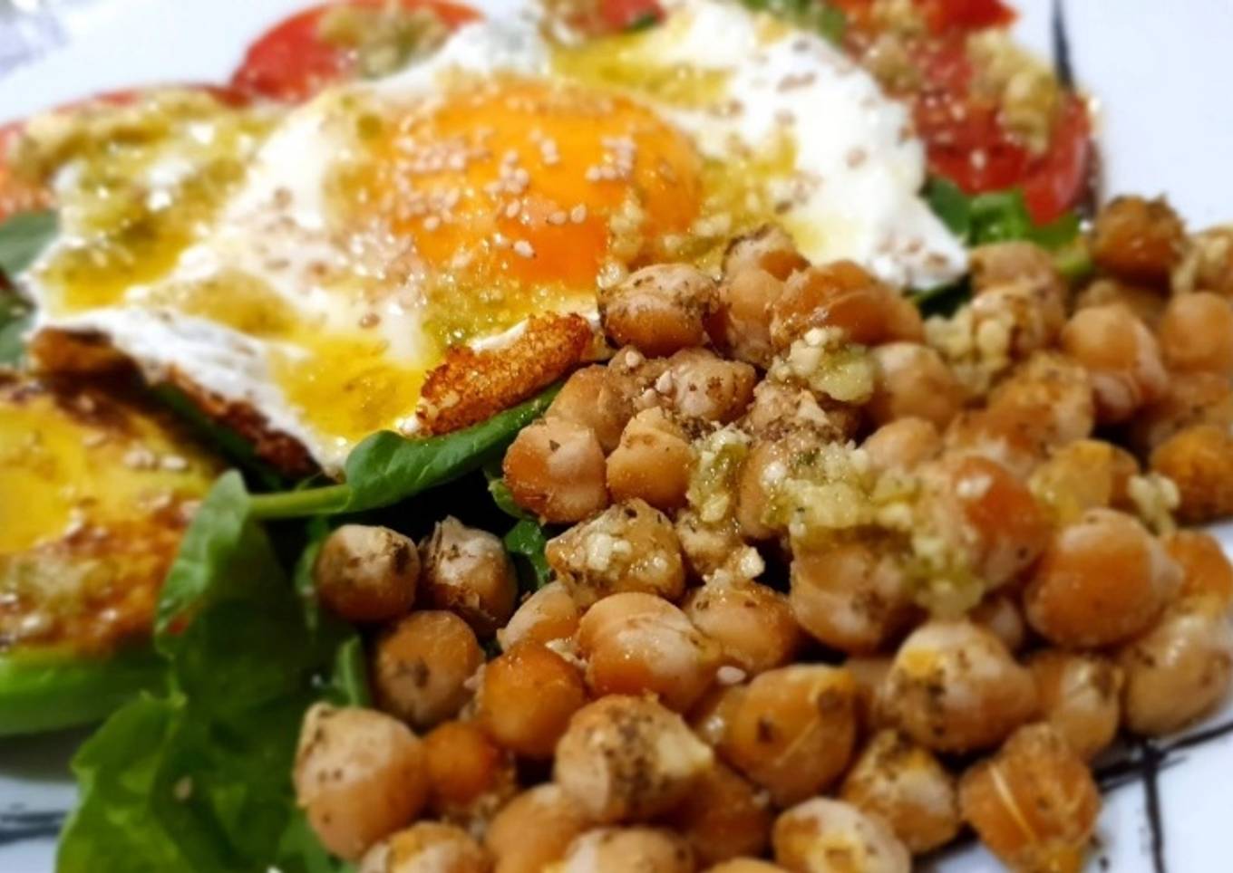 Ensalada de espinacas, garbanzos tostados, tomate, huevo y aguacate