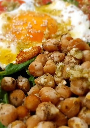 Una foto de Ensalada de espinacas, garbanzos tostados, tomate, huevo y aguacate