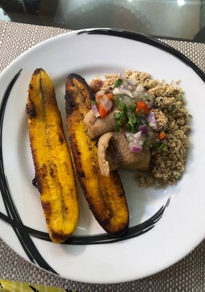 Foto de Pintado com vinagrete de caju, banana da terra tostada e Farofa de Castanha