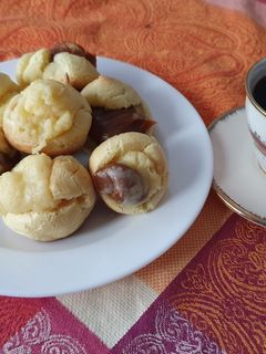 Una foto de Profiteroles con crema pastelera y dulce de leche 🌰