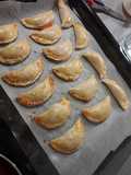 Empanadillas de queso de cabra, cebolla caramelizada y nueces