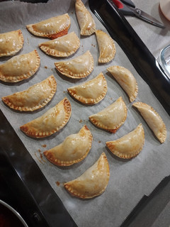 Una foto de Empanadillas de queso de cabra, cebolla caramelizada y nueces