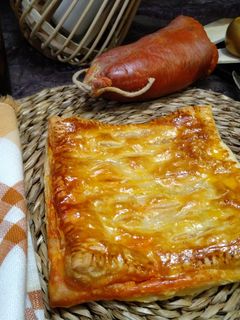 Una foto de Enrejado de hojaldre de sobrasada y Reblochon con miel y piñones