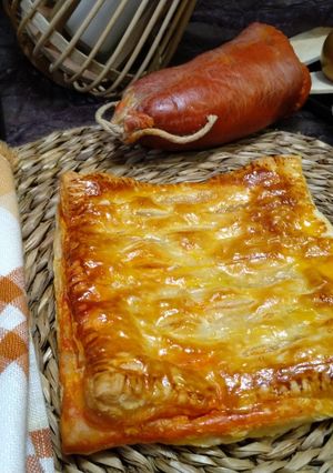 Una foto de Enrejado de hojaldre de sobrasada y Reblochon con miel y piñones