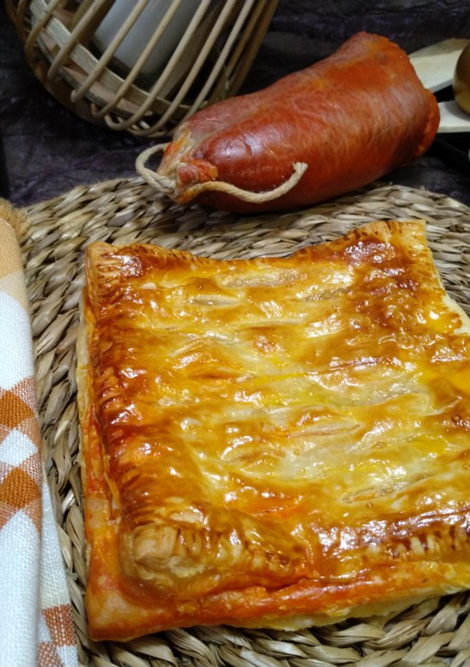 Una foto de Enrejado de hojaldre de sobrasada y Reblochon con miel y piñones