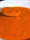 Sopa de tomate com azeite e ervas