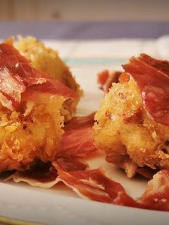 Una foto de Más que croquetas, bombones de Jamón Ibérico