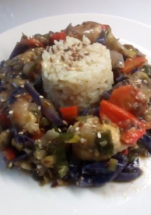Una foto de Mix de vegetales con pollo al curry con sésamo y chiá🥕🧅🌶️🧄🌶