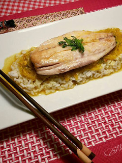 Una foto de Lomo de jurel con arroz thai y fideos al curry
