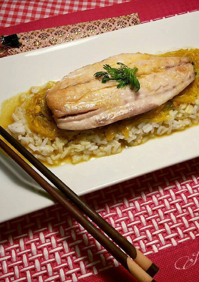 Una foto de Lomo de jurel con arroz thai y fideos al curry