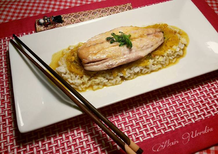 Lomo de jurel con arroz thai y fideos al curry