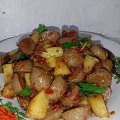 A picture of Oseng Bakso mercon dengan kentang.