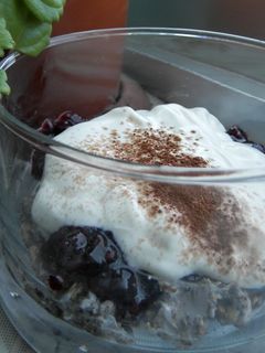Una foto de Copa de yogur y mermelada,con galletas y frutos secos