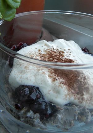 Foto principal de Copa de yogur y mermelada,con galletas y frutos secos