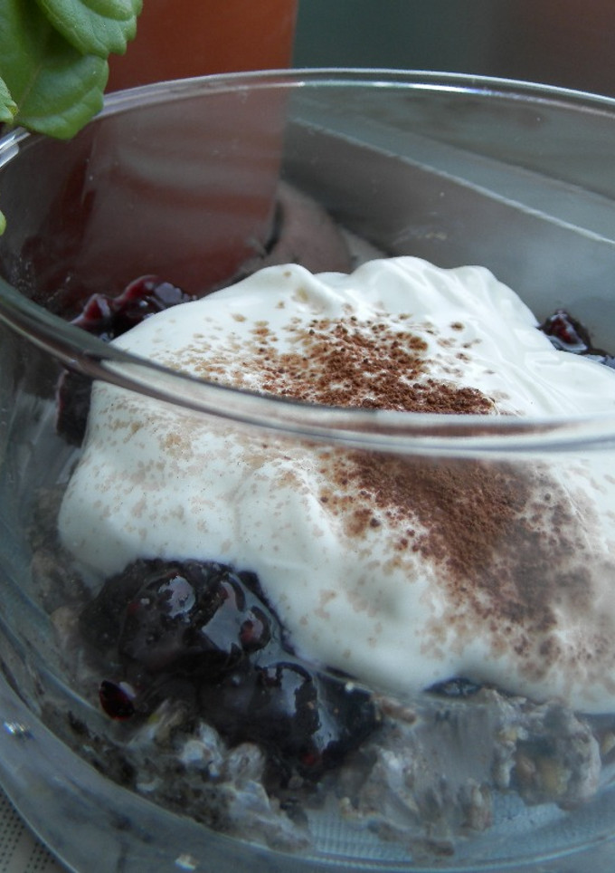 Una foto de Copa de yogur y mermelada,con galletas y frutos secos