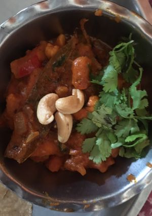 કાજૂ ગાંઠિયા નું શાક(Kaju Ganthiya Shak Recipe In Gujarati) રેસીપી મુખ્ય ફોટો