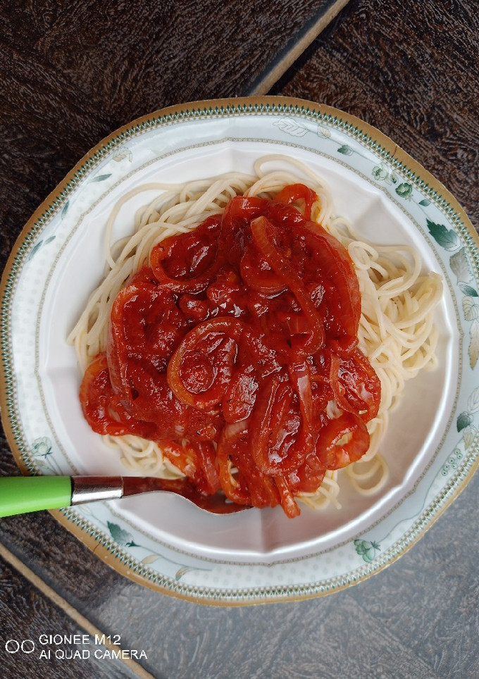 A picture of Spaghetti with sauce.