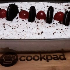 Oreo creamy dessert with marrie biscuit and plain cake A picture of Oreo creamy dessert with marrie biscuit and plain cake.