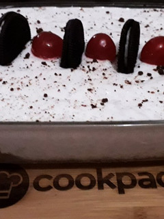 A picture of Oreo creamy dessert with marrie biscuit and plain cake.