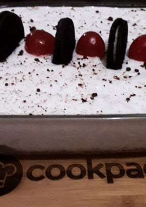 A picture of Oreo creamy dessert with marrie biscuit and plain cake.
