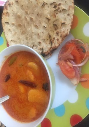 A picture of Dahi Wale Gatta Sabzi with Khoba Roti.
